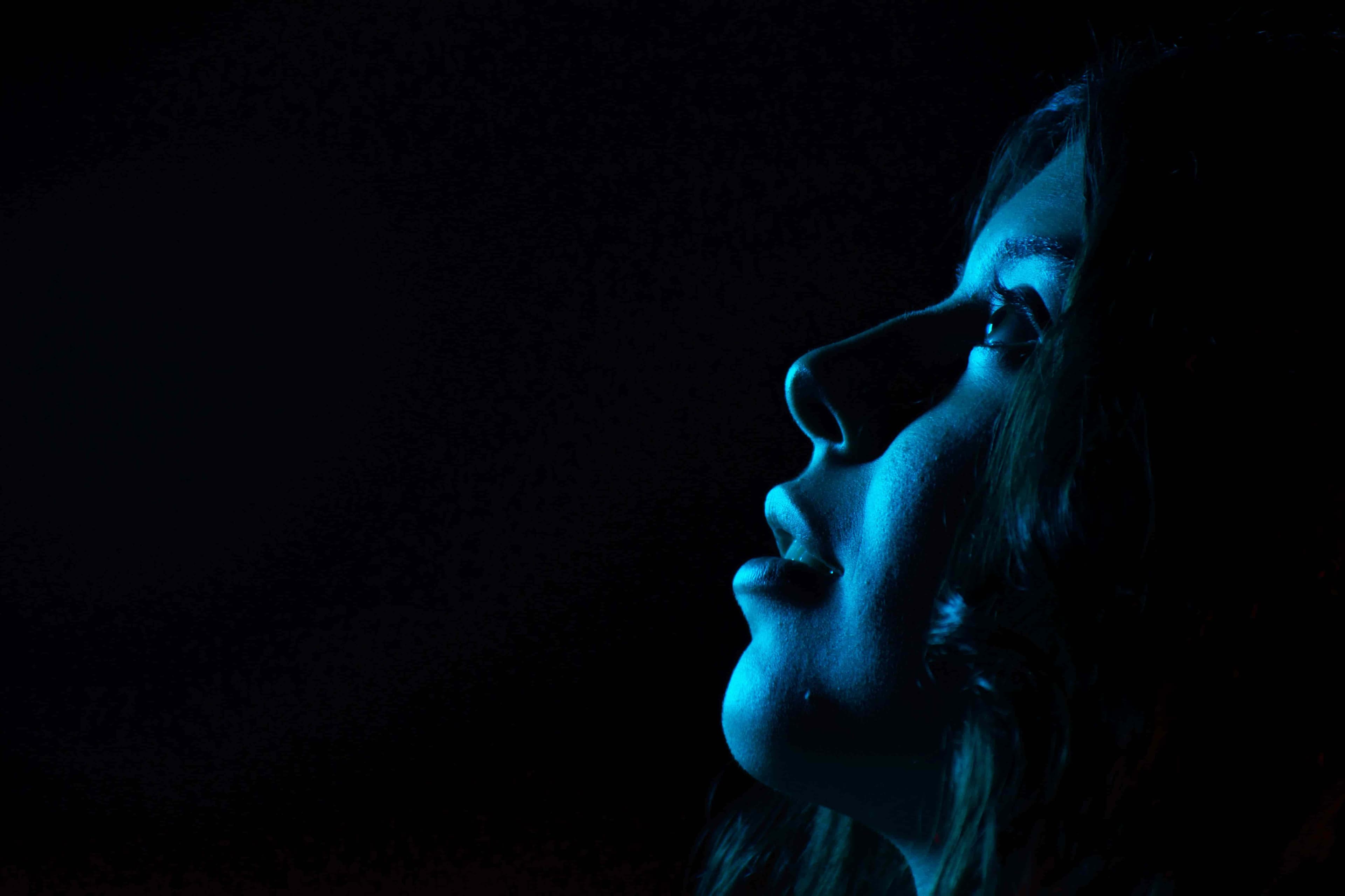 Illustration of blue light wavelengths emitted by a screen (400–500 nm)